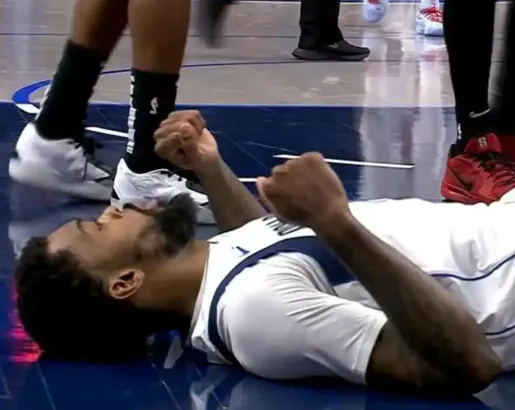 博鱼体育-马绍尔与马瑟林身体相撞后受伤，随后独自返回更衣室